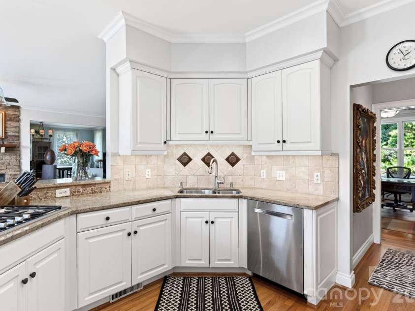 10 Blackberry Lane, Asheville, NC 28804.  MLS# CAR4414280, YatesRealty ID 46670. 