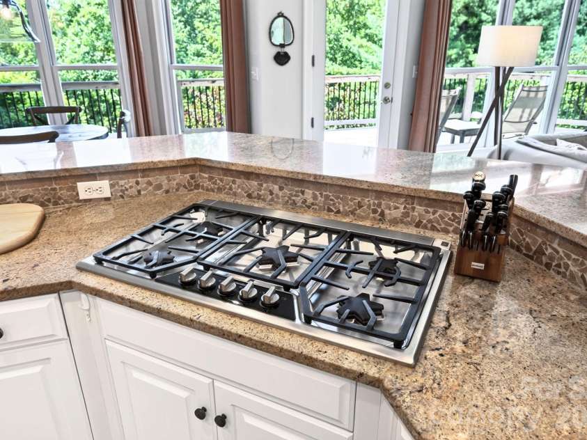 10 Blackberry Lane, Asheville, NC 28804.  MLS# CAR4414280, YatesRealty ID 46670. 