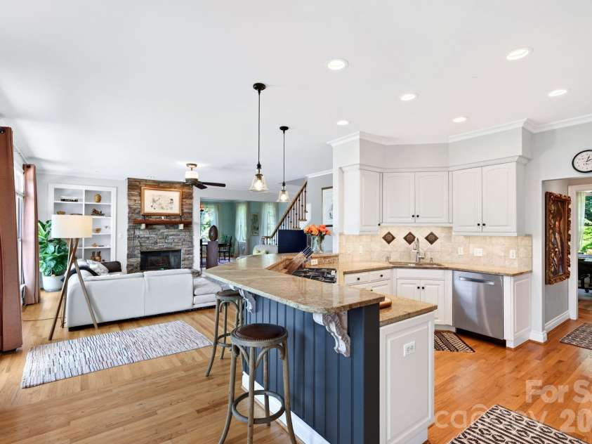 10 Blackberry Lane, Asheville, NC 28804.  MLS# CAR4414280, YatesRealty ID 46670. 