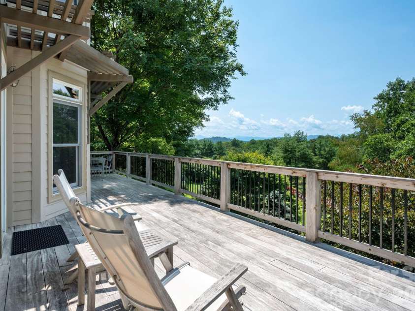 10 Blackberry Lane, Asheville, NC 28804.  MLS# CAR4414280, YatesRealty ID 46670. 