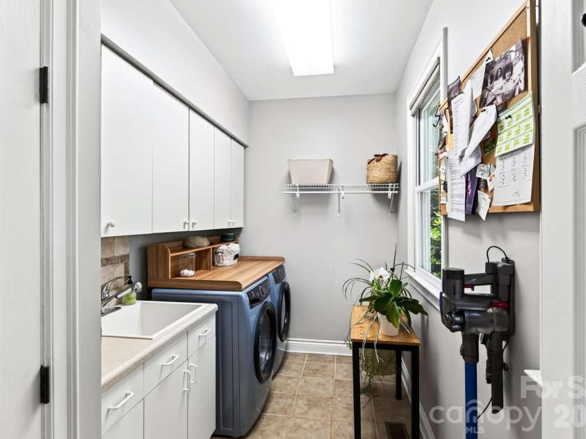 10 Blackberry Lane, Asheville, NC 28804.  MLS# CAR4414280, YatesRealty ID 46670. 