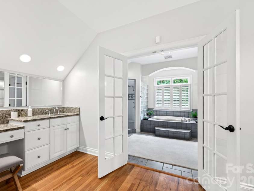 10 Blackberry Lane, Asheville, NC 28804.  MLS# CAR4414280, YatesRealty ID 46670. 