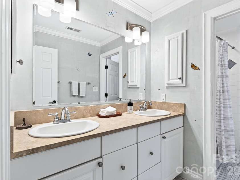 10 Blackberry Lane, Asheville, NC 28804.  MLS# CAR4414280, YatesRealty ID 46670. 