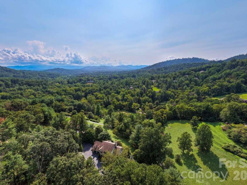 10 Blackberry Lane, Asheville, NC 28804.  MLS# CAR4414280, YatesRealty ID 46670. 
