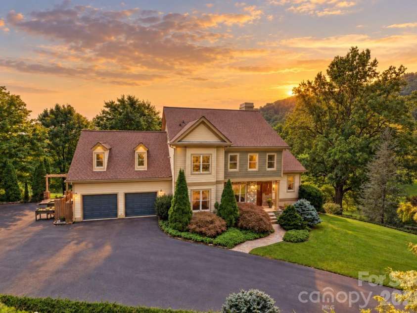 10 Blackberry Lane, Asheville, NC 28804.  MLS# CAR4414280, YatesRealty ID 46670. 
