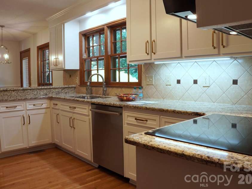 2415 Hopecrest Drive, Charlotte, NC 28210.  MLS# CAR4416979, YatesRealty ID 46678. 