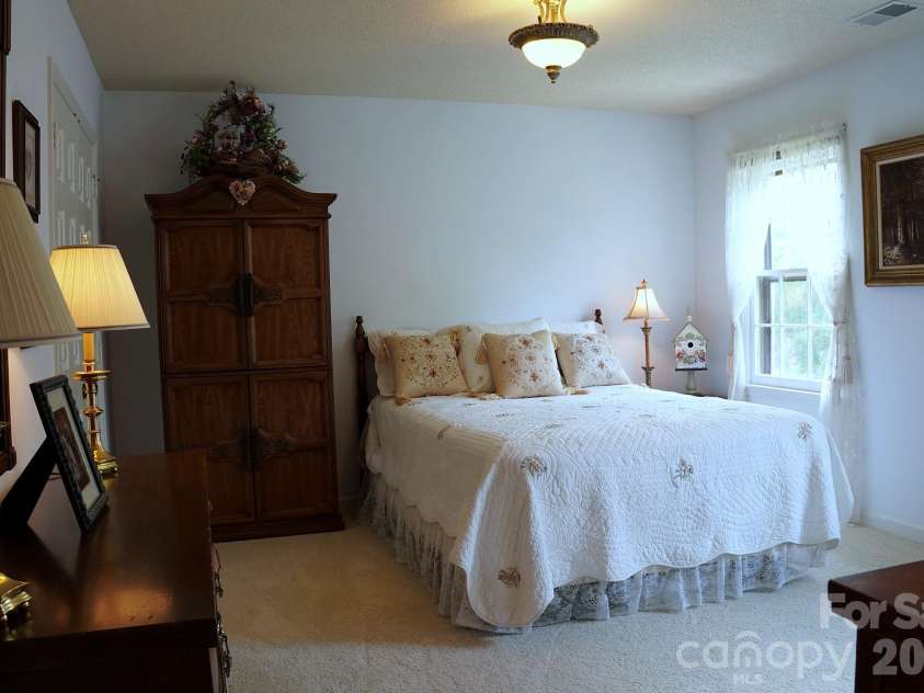 2415 Hopecrest Drive, Charlotte, NC 28210.  MLS# CAR4416979, YatesRealty ID 46678. 