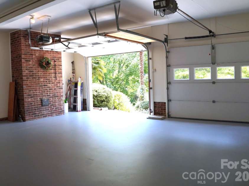 2415 Hopecrest Drive, Charlotte, NC 28210.  MLS# CAR4416979, YatesRealty ID 46678. 