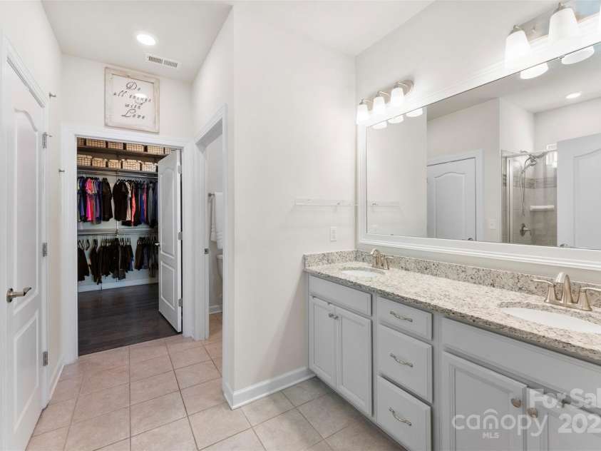 16617 Cozy Cove Road, Charlotte, NC 28278.  MLS# CAR4227444, YatesRealty ID 4668. En-suite Bath