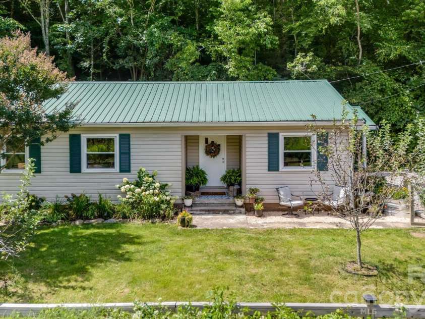 1772 NC 9 Highway, Black Mountain, NC 28711.  MLS# CAR4417247, YatesRealty ID 46683. Adorable, updated cottage in Black Mountain