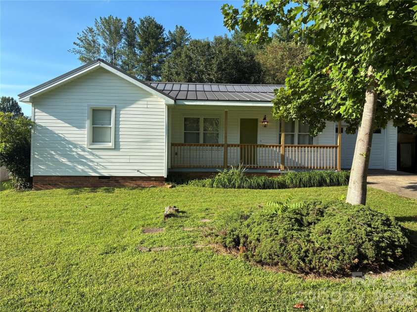 1008 Hopedale Drive, Lenoir, NC 28645.  MLS# CAR4418081, YatesRealty ID 46686. FRONT YARD