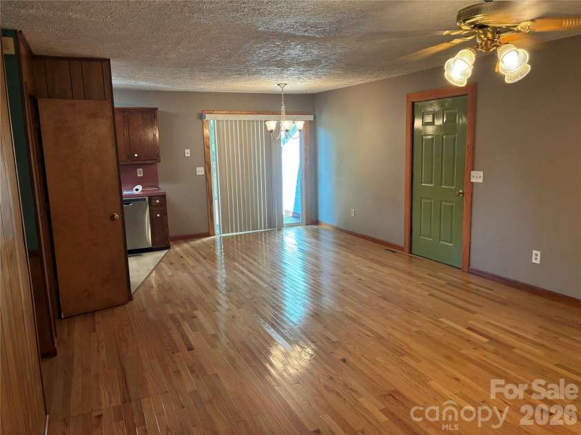 1008 Hopedale Drive, Lenoir, NC 28645.  MLS# CAR4418081, YatesRealty ID 46686. LIVING ROOM