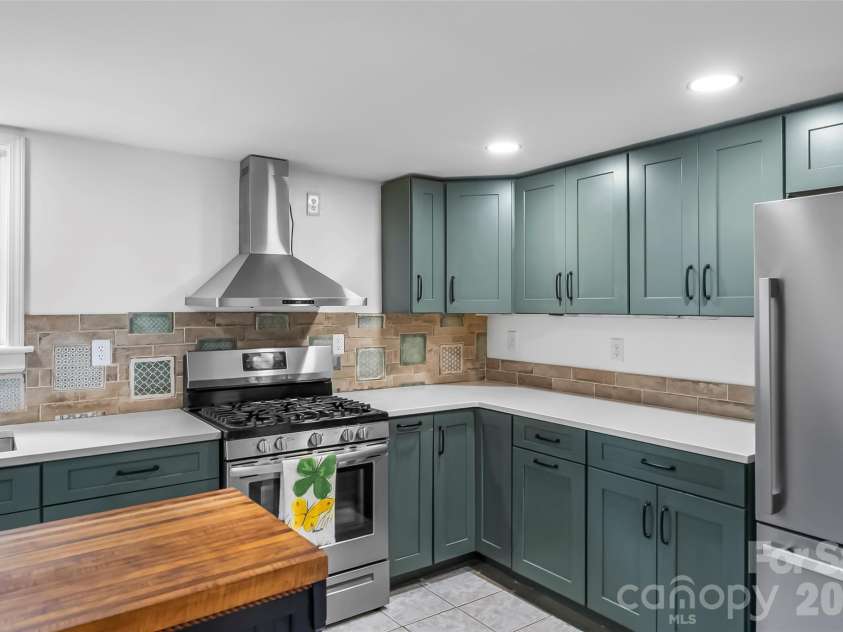 141 Silversteen Drive, Brevard, NC 28712.  MLS# CAR4405756, YatesRealty ID 46690. 