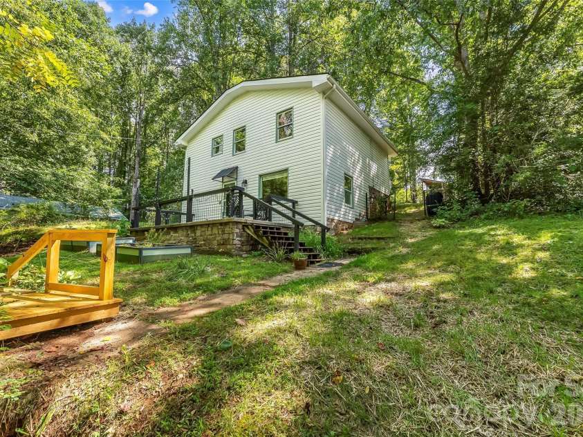 141 Silversteen Drive, Brevard, NC 28712.  MLS# CAR4405756, YatesRealty ID 46690. 