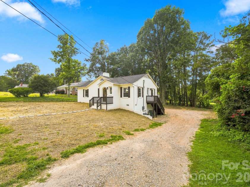 413 Elizabeth Street, Gastonia, NC 28054.  MLS# CAR4417937, YatesRealty ID 46691. Large driveway