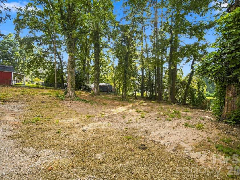 413 Elizabeth Street, Gastonia, NC 28054.  MLS# CAR4417937, YatesRealty ID 46691. Spacious back yard