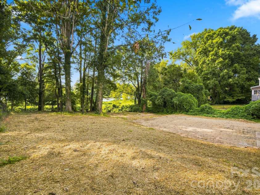 413 Elizabeth Street, Gastonia, NC 28054.  MLS# CAR4417937, YatesRealty ID 46691. Spacious back yard