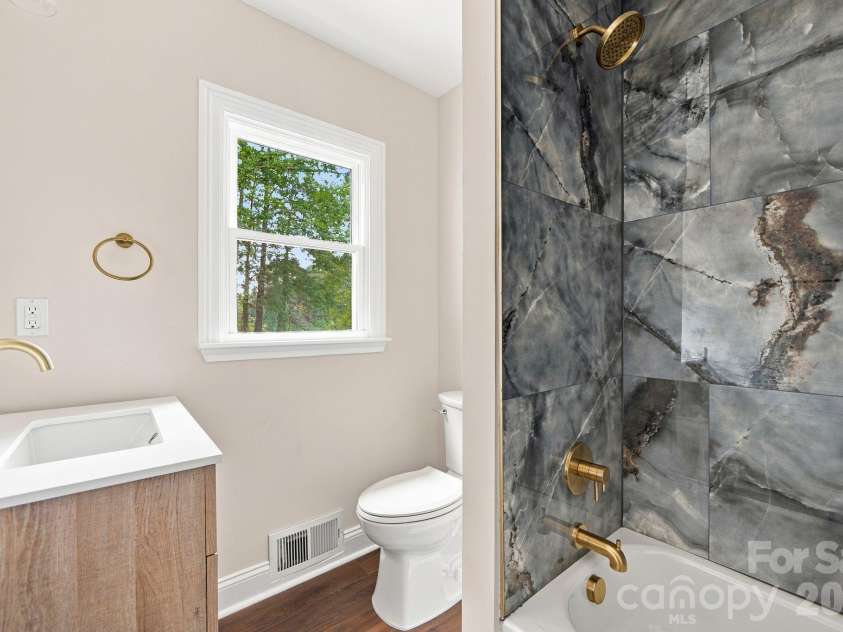 413 Elizabeth Street, Gastonia, NC 28054.  MLS# CAR4417937, YatesRealty ID 46691. Updated full bath