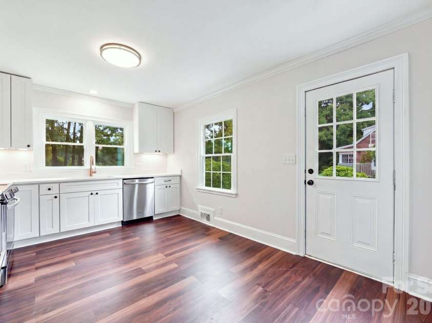 413 Elizabeth Street, Gastonia, NC 28054.  MLS# CAR4417937, YatesRealty ID 46691. Updated Kitchen