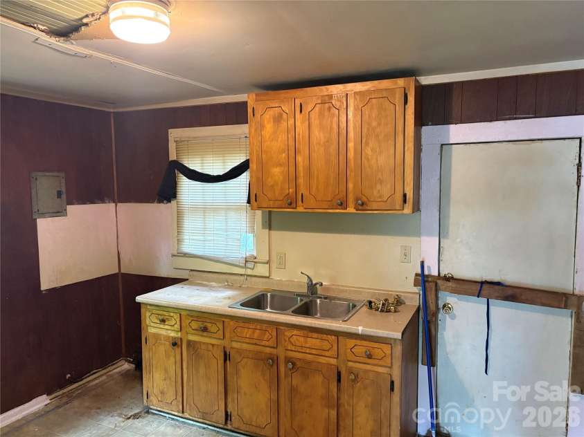 207 Maple Street, Rock Hill, SC 29730.  MLS# CAR4399192, YatesRealty ID 46694. 