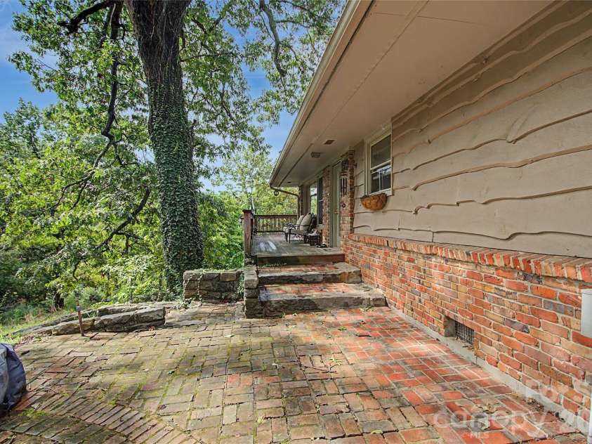 70 Dogwood Drive, Hendersonville, NC 28791.  MLS# CAR4417177, YatesRealty ID 46697. 