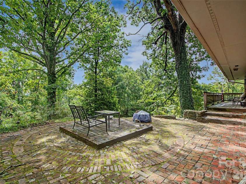 70 Dogwood Drive, Hendersonville, NC 28791.  MLS# CAR4417177, YatesRealty ID 46697. 