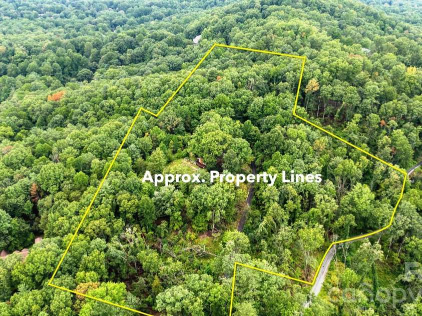 70 Dogwood Drive, Hendersonville, NC 28791.  MLS# CAR4417177, YatesRealty ID 46697. 