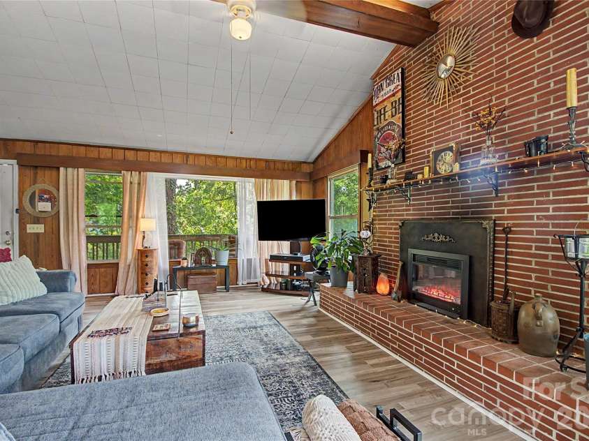 70 Dogwood Drive, Hendersonville, NC 28791.  MLS# CAR4417177, YatesRealty ID 46697. 
