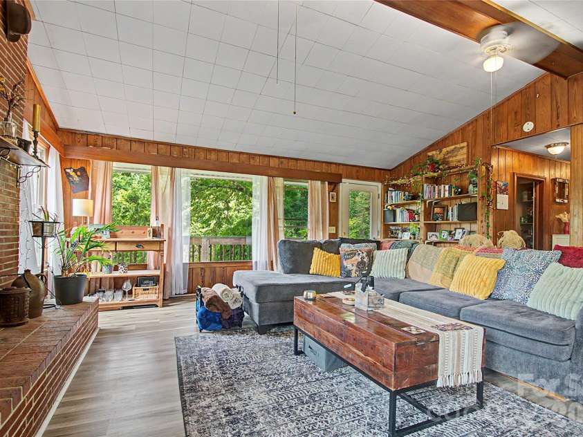 70 Dogwood Drive, Hendersonville, NC 28791.  MLS# CAR4417177, YatesRealty ID 46697. 