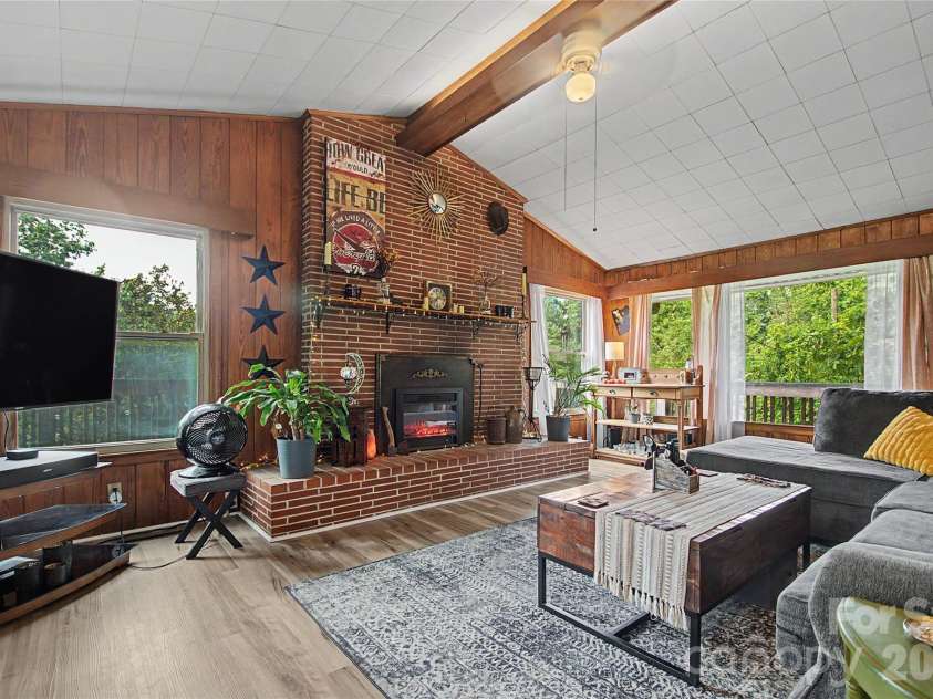70 Dogwood Drive, Hendersonville, NC 28791.  MLS# CAR4417177, YatesRealty ID 46697. 