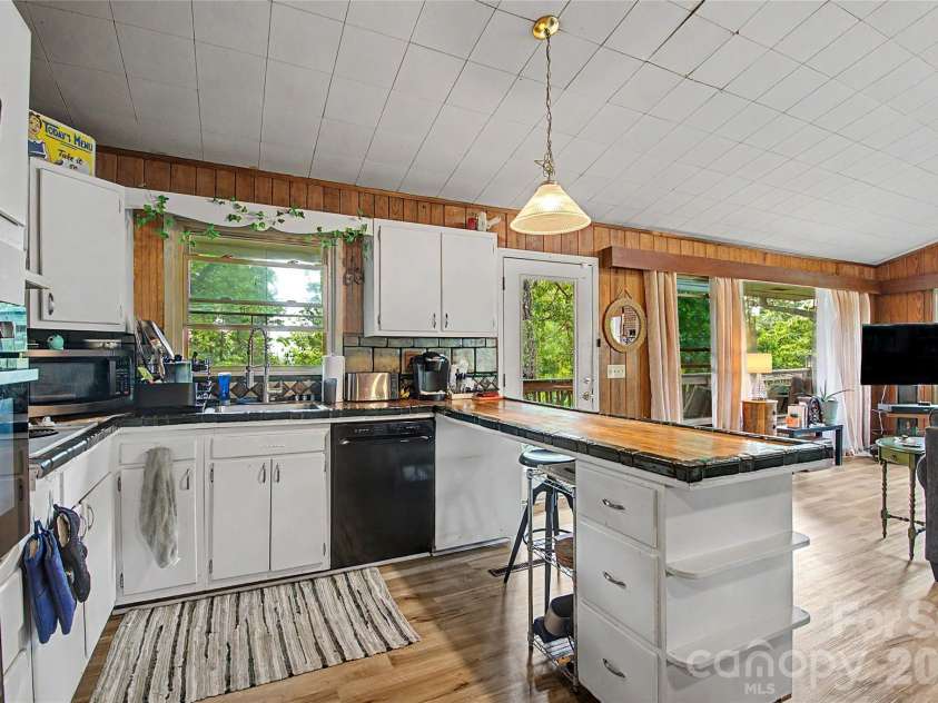 70 Dogwood Drive, Hendersonville, NC 28791.  MLS# CAR4417177, YatesRealty ID 46697. 
