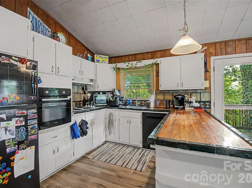 70 Dogwood Drive, Hendersonville, NC 28791.  MLS# CAR4417177, YatesRealty ID 46697. 