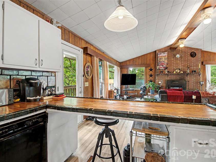 70 Dogwood Drive, Hendersonville, NC 28791.  MLS# CAR4417177, YatesRealty ID 46697. 