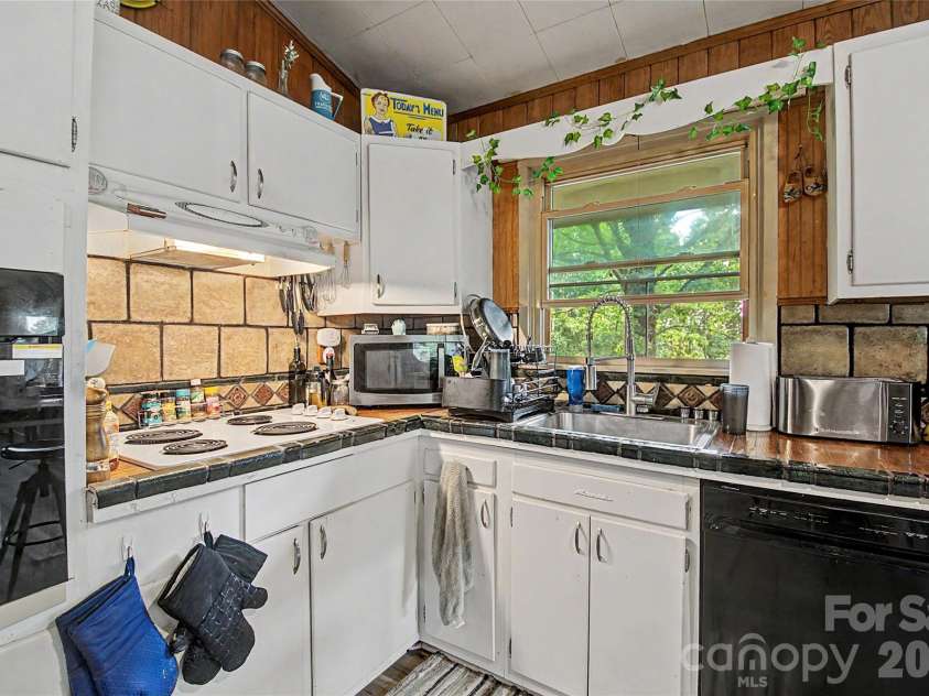 70 Dogwood Drive, Hendersonville, NC 28791.  MLS# CAR4417177, YatesRealty ID 46697. 