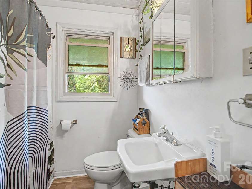 70 Dogwood Drive, Hendersonville, NC 28791.  MLS# CAR4417177, YatesRealty ID 46697. 