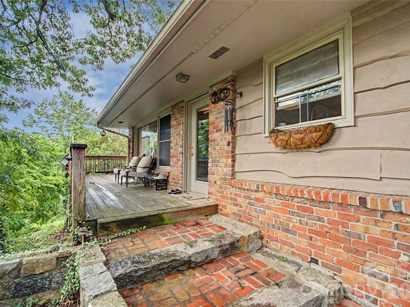 70 Dogwood Drive, Hendersonville, NC 28791.  MLS# CAR4417177, YatesRealty ID 46697. 
