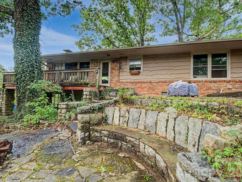 70 Dogwood Drive, Hendersonville, NC 28791.  MLS# CAR4417177, YatesRealty ID 46697. 