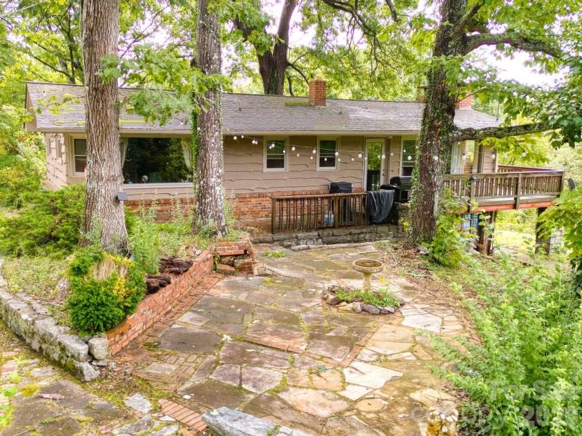 70 Dogwood Drive, Hendersonville, NC 28791.  MLS# CAR4417177, YatesRealty ID 46697. 