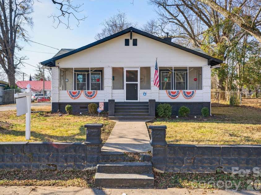 121 Holland Street, Gaffney, SC 29341.  MLS# CAR4346249, YatesRealty ID 4670. 