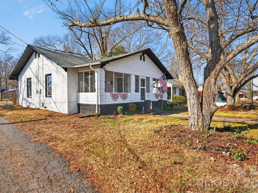 121 Holland Street, Gaffney, SC 29341.  MLS# CAR4346249, YatesRealty ID 4670. 