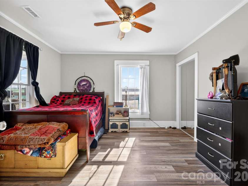 121 Holland Street, Gaffney, SC 29341.  MLS# CAR4346249, YatesRealty ID 4670. 