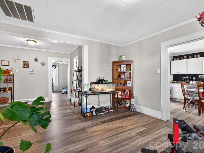 121 Holland Street, Gaffney, SC 29341.  MLS# CAR4346249, YatesRealty ID 4670. 