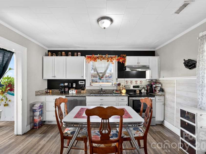 121 Holland Street, Gaffney, SC 29341.  MLS# CAR4346249, YatesRealty ID 4670. 