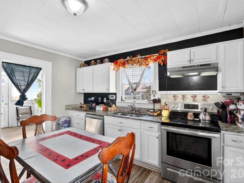 121 Holland Street, Gaffney, SC 29341.  MLS# CAR4346249, YatesRealty ID 4670. 