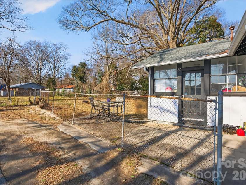 121 Holland Street, Gaffney, SC 29341.  MLS# CAR4346249, YatesRealty ID 4670. 