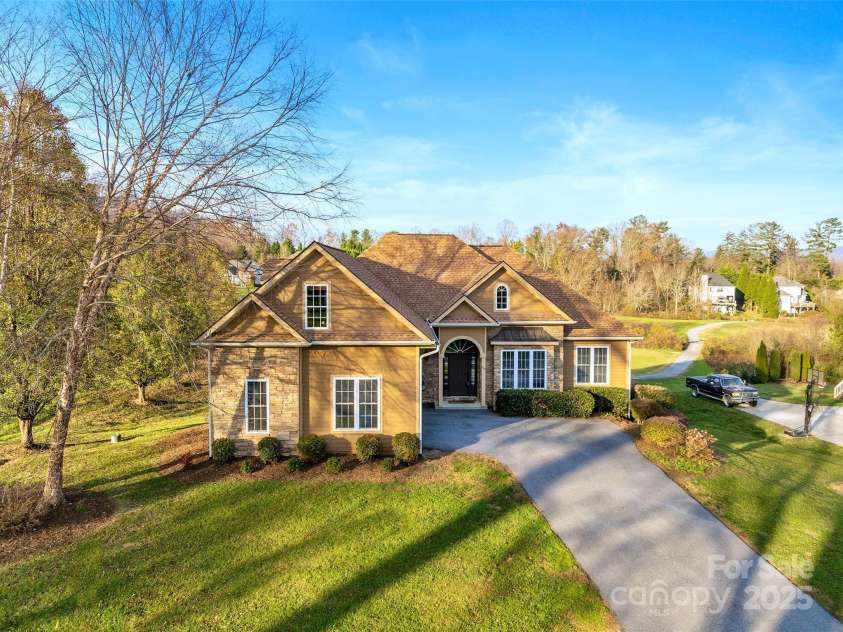 160 Fairway Falls Road, Mills River, NC 28759.  MLS# CAR4202772, YatesRealty ID 4670. Move in ready Contemporary home in High Vista