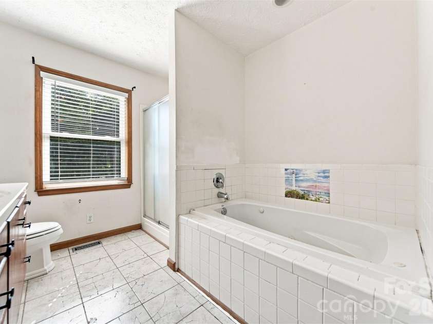 1261 Davis Road, Lincolnton, NC 28092.  MLS# CAR4404751, YatesRealty ID 46702. Primary bath with shower and tub