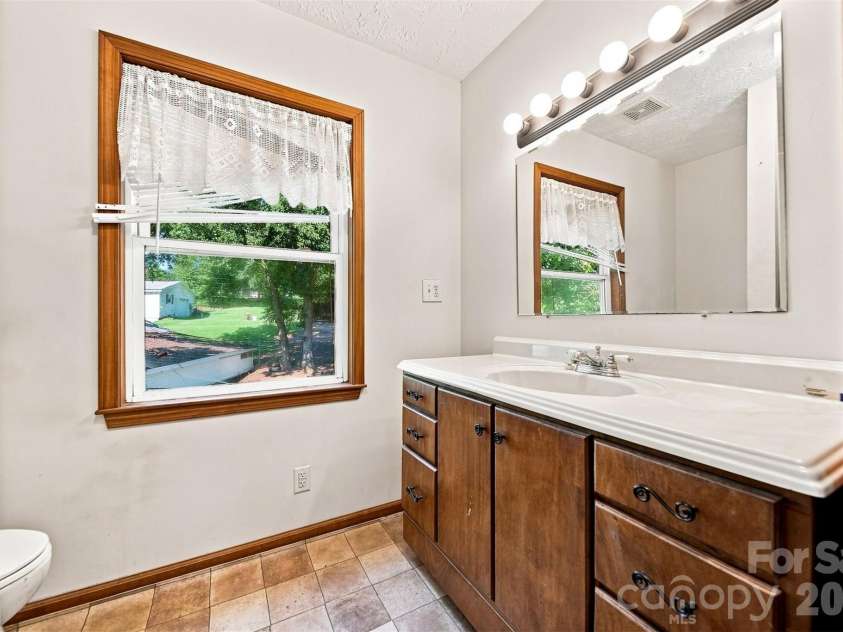 1261 Davis Road, Lincolnton, NC 28092.  MLS# CAR4404751, YatesRealty ID 46702. Upstairs bath