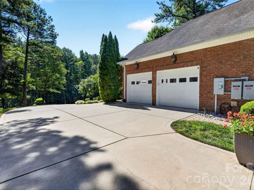 4565 River Hills Drive, Denver, NC 28037.  MLS# CAR4415518, YatesRealty ID 46706. Ample Parking