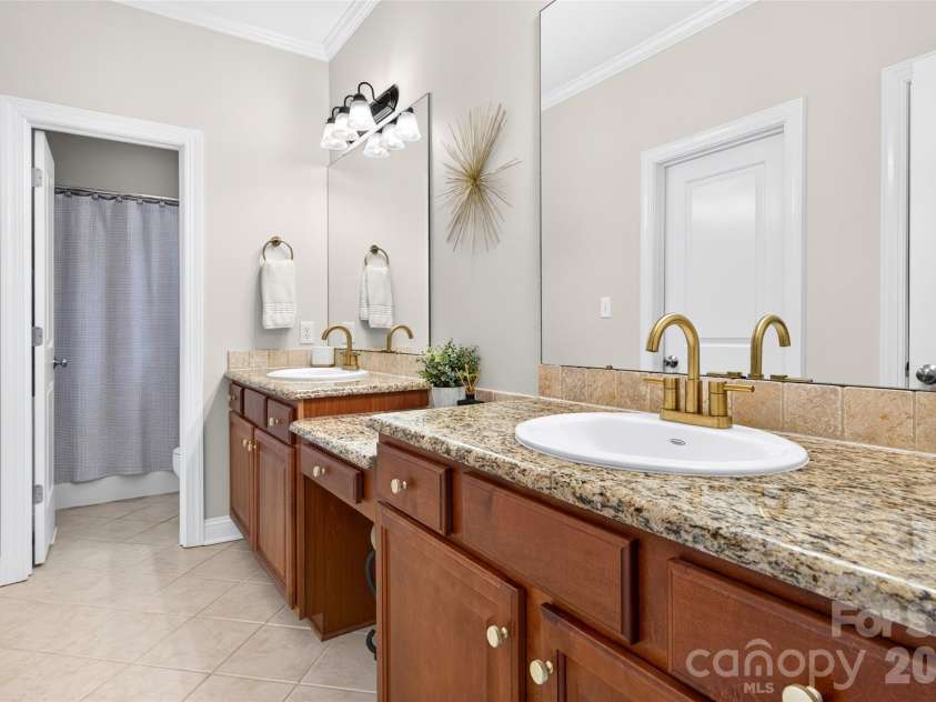 4565 River Hills Drive, Denver, NC 28037.  MLS# CAR4415518, YatesRealty ID 46706. Jack and Jill Full Bath Main Level